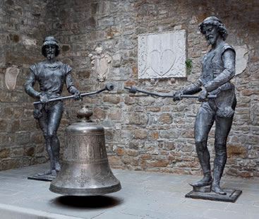 Mikeze e Jakeze, statue originali in bronzo che fanno parte del folklore di Trieste.  I due mori originariamente situati sulla torre campanaria del palazzo del municipio dal 1876 scandivano il tempo ogni quarto d’ora.